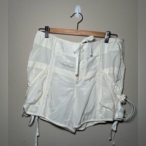 Women’s Ralph Lauren VTG size 34 white Parachute Cargo shorts with drawstrings